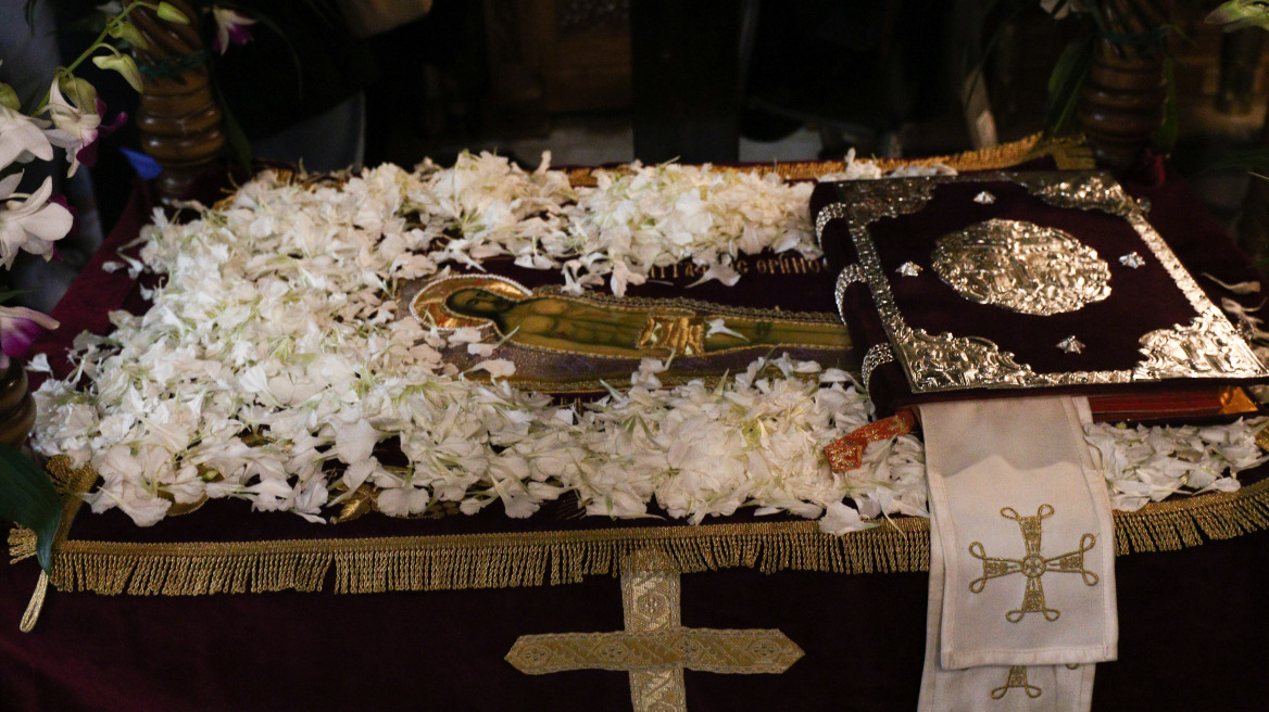 Περιφορά του Επιταφίου στον ερειπωμένο μεσαιωνικό οικισμό του Ανάβατου στη Χίο