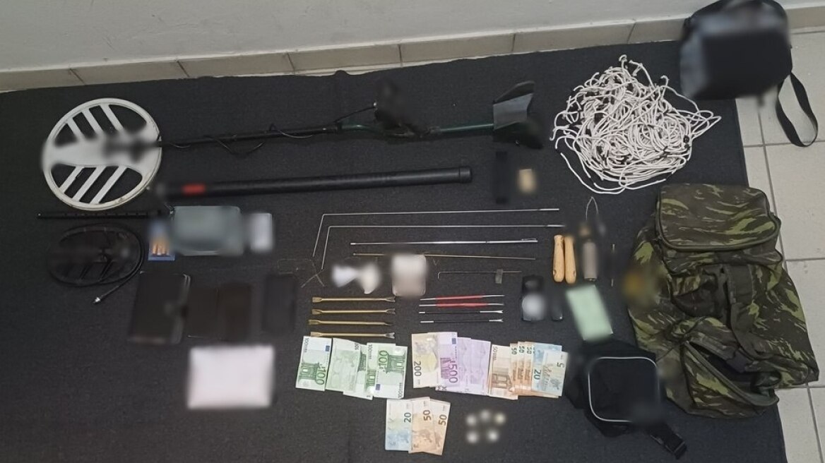 Χειροπέδες σε τέσσερα άτομα στο Καρπενήσι που έψαχναν για αρχαία