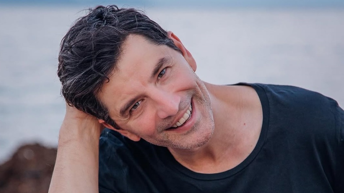 Ο Σάκης Ρουβάς έβαψε αυγά για το Πάσχα με παντζάρια και κρεμμύδι - Δείτε το βίντεο