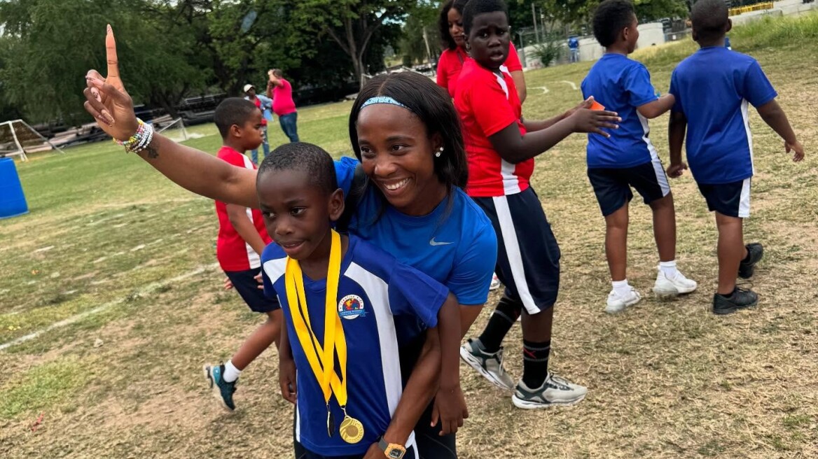 Σέλι Αν Φρέιζερ: Η χρυσή Ολυμπιονίκης των 100μ. δεν έδειξε έλεος σε αγώνα μαμάδων - Δείτε βίντεο