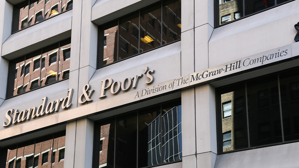 Standard & Poor's: Αναβάθμισε την ελληνική οικονομία κατά μία βαθμίδα στο BBB