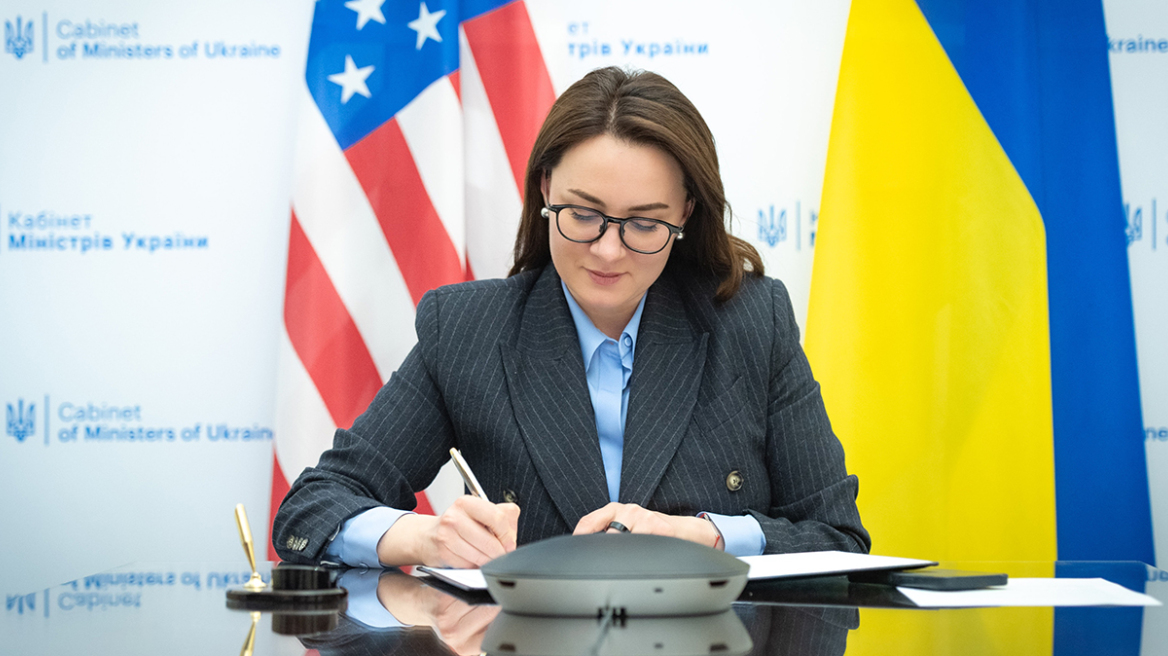 Η Ουκρανία υπέγραψε μνημόνιο προθέσεων με τις ΗΠΑ για τα ορυκτά