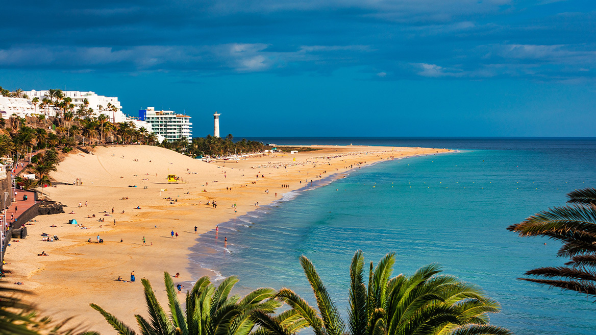 Τουριστικό θέρετρο της Ισπανίας εξασφαλίζει την ησυχία στις παραλίες: Απαγορεύει τα ηχεία με βαριά πρόστιμα