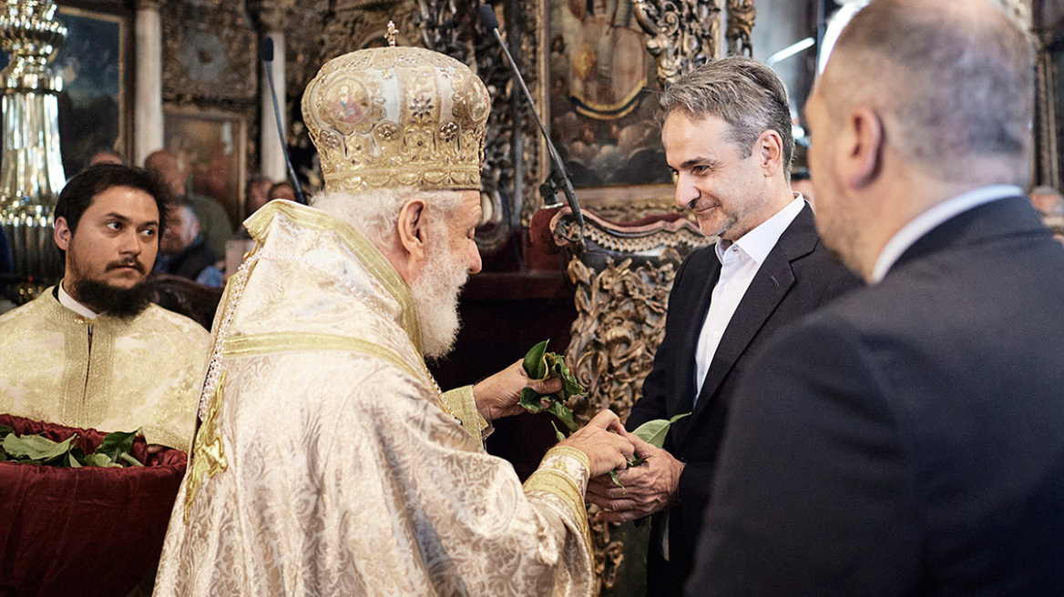 Κυριάκος Μητσοτάκης: Παρακολούθησε την πρώτη Ανάσταση στην Τήνο - Το μήνυμα του Μητροπολίτη Σύρου