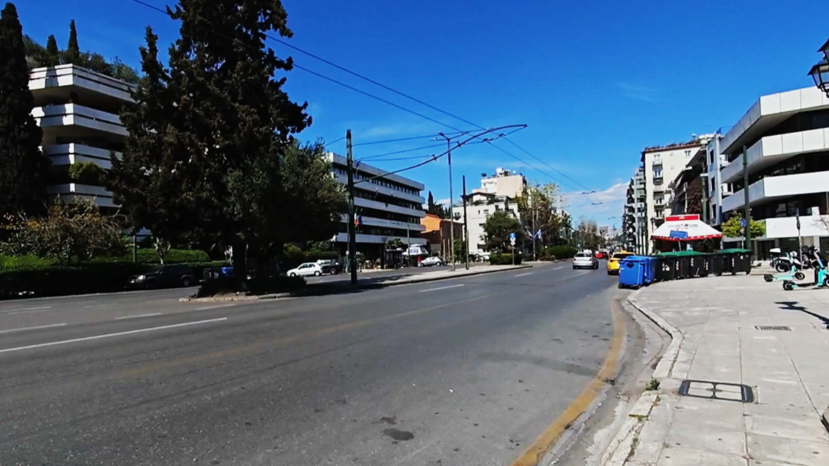 Άδεια πόλη η Αθήνα το Πάσχα - Μόνοι οι τουρίστες στο κέντρο, δείτε βίντεο