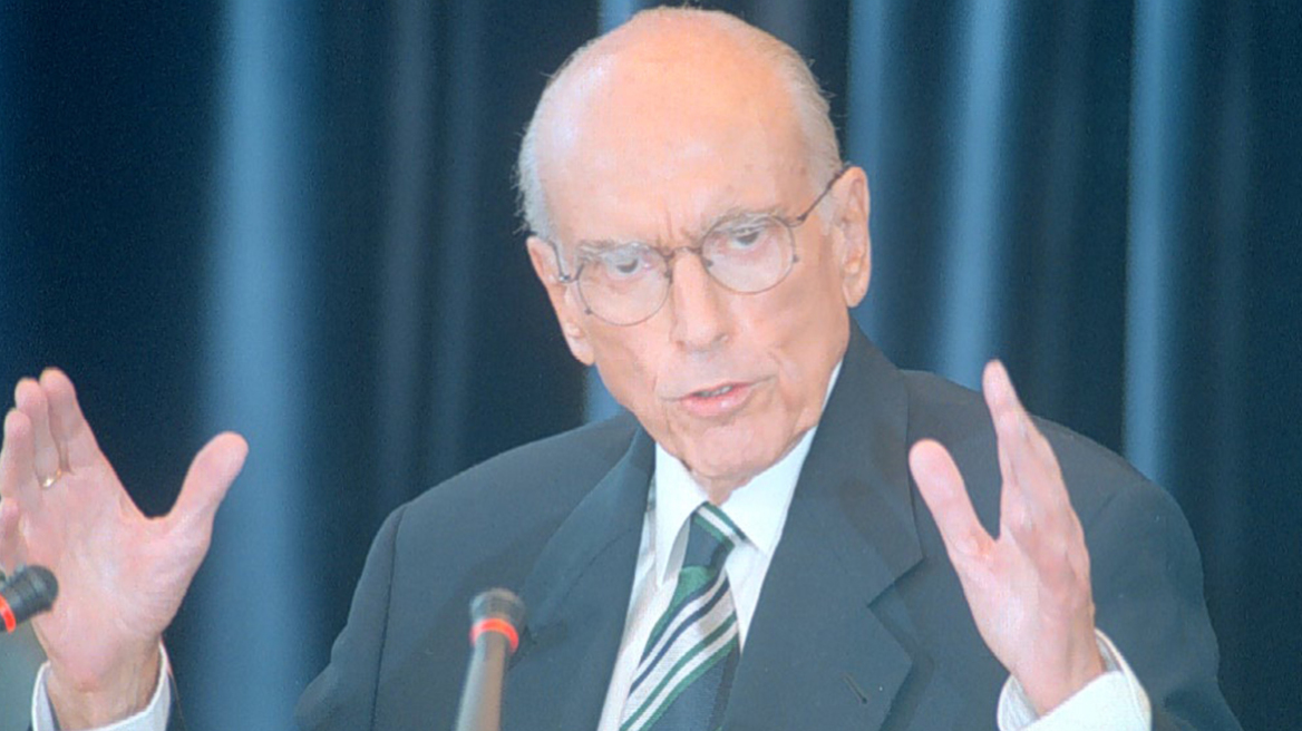 Η ιστορική φράση του Ανδρέα Παπανδρέου: «Τσοβόλα δώστα όλα»