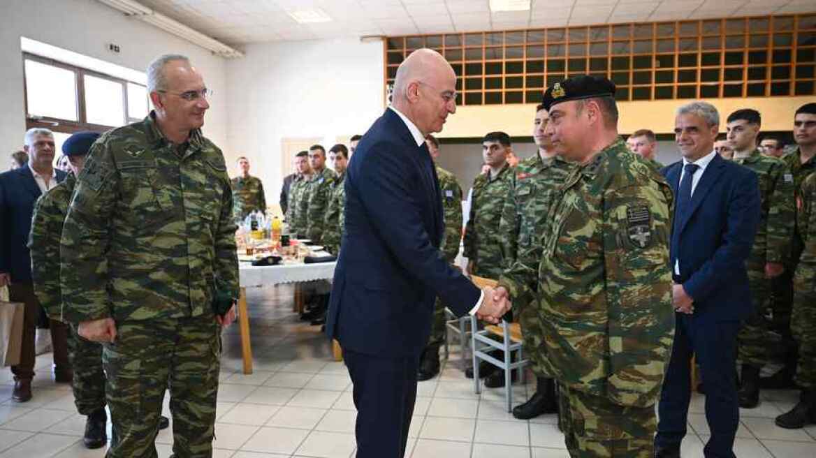 Πάσχα σε μονάδες της Λέσβου έκανε ο Νίκος Δένδιας – «Σκεφτόμαστε σήμερα αυτούς που φυλάνε τα όρια της πατρίδας μας»
