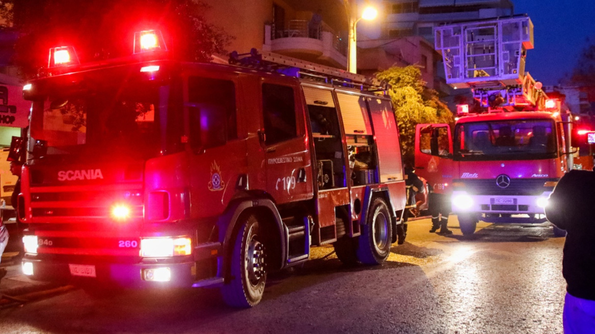 Διακοπή κυκλοφορίας στη Μαυροματαίων - Αυτοκίνητο τυλίχθηκε στις φλόγες