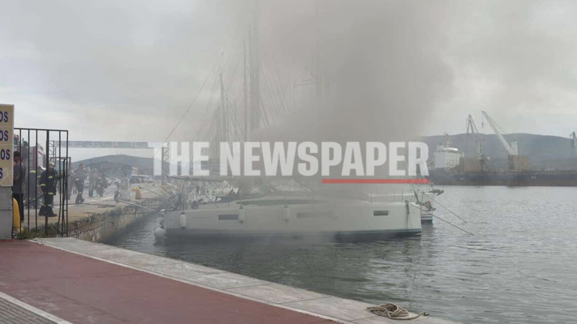 Καίγεται σκάφος μέσα στο λιμάνι του Βόλου - Σε εξέλιξη η επιχείρηση κατάσβεσης