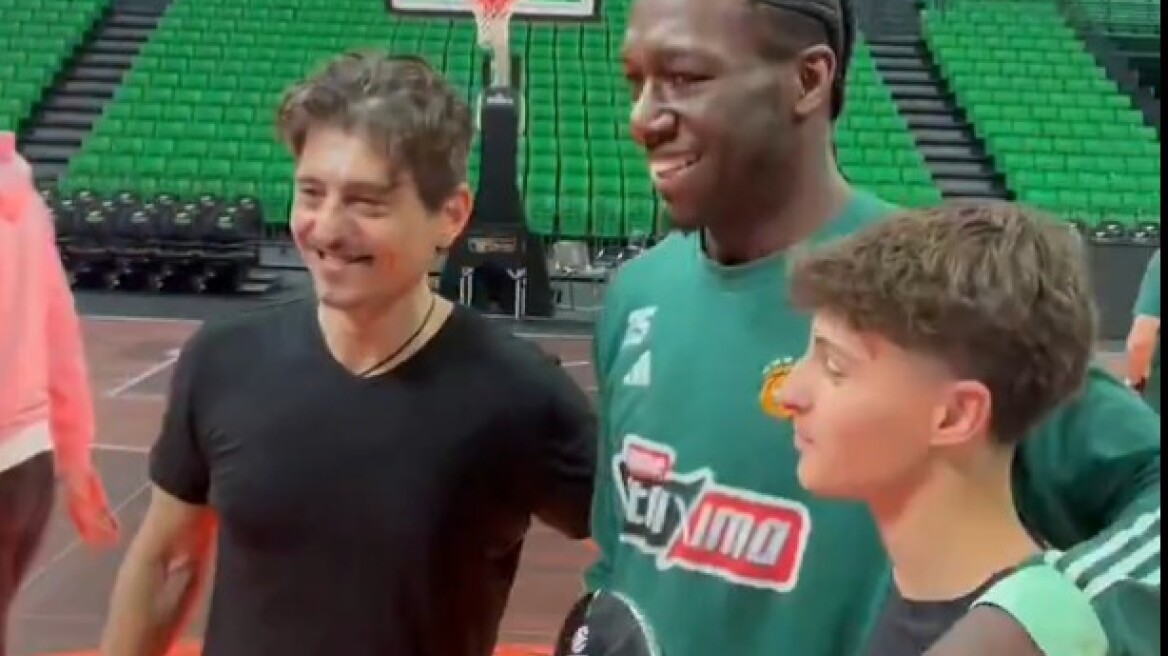 Ο Κέντρικ Ναν παρέλαβε το βραβείο του MVP δια χειρός Δημήτρη και Παύλου Γιαννακόπουλου - Δείτε βίντεο