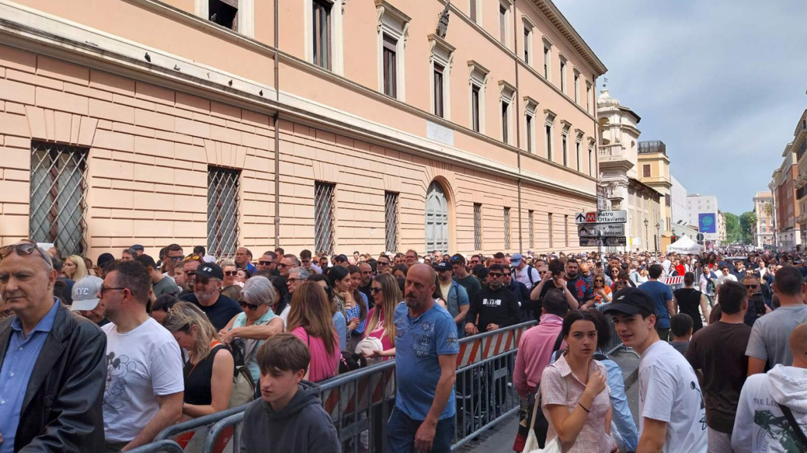 Κόσμος συρρέει στο Βατικανό μετά την είδηση του θανάτου του Πάπα Φραγκίσκου - Δείτε φωτογραφίες