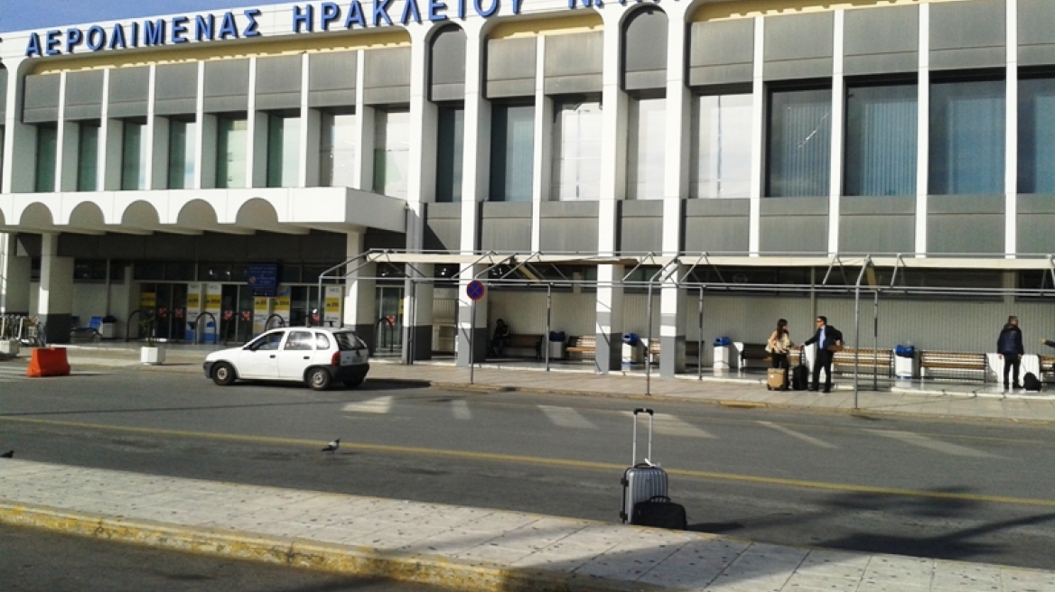«Θεριακλής» τουρίστας άναψε τσιγάρο στην πίστα του αεροδρομίου Ηρακλείου και συνελήφθη