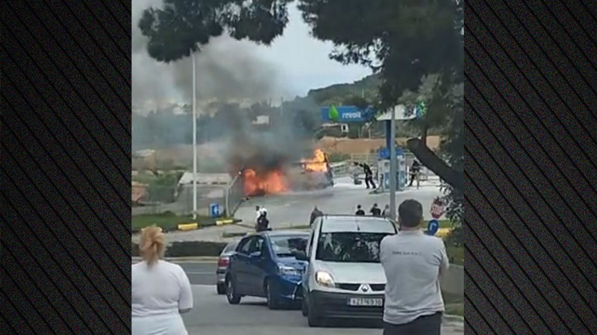 Βαν άρπαξε φωτιά σε βενζινάδικο στη λεωφόρο Μαραθώνος, δύο άτομα στο νοσοκομείο - Δείτε βίντεο