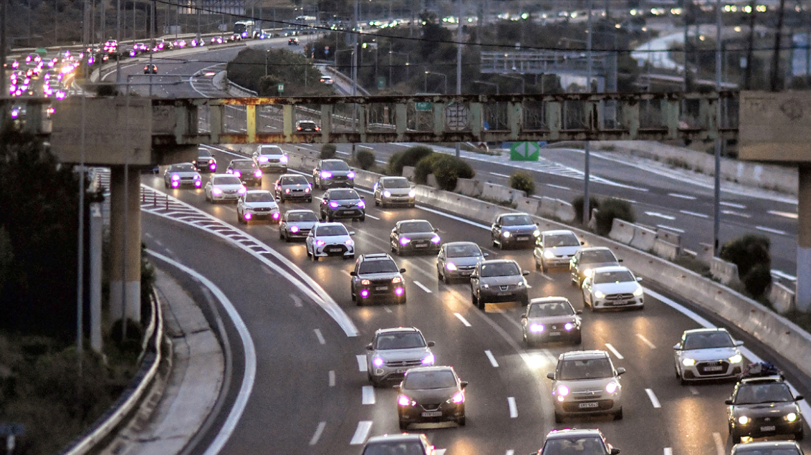 Κίνηση στους δρόμους τώρα live: Στο κόκκινο Κηφισός, κέντρο, Σκαραμαγκάς, 20λεπτες καθυστερήσεις και στην Αττική Οδό 