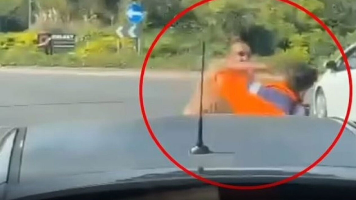 Οδηγοί άφησαν τα αμάξια και «πλακώθηκαν» με μπουνιές στη μέση του δρόμου (vid)