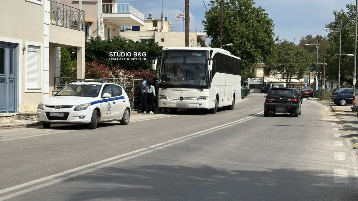 «Μου έριξε καφέ, με έβρισε και με χτύπησε»: Οδηγός ΙΧ «έκλεισε» ΚΤΕΛ κι όταν του κόρναραν, ζήτησε...τα ρέστα!