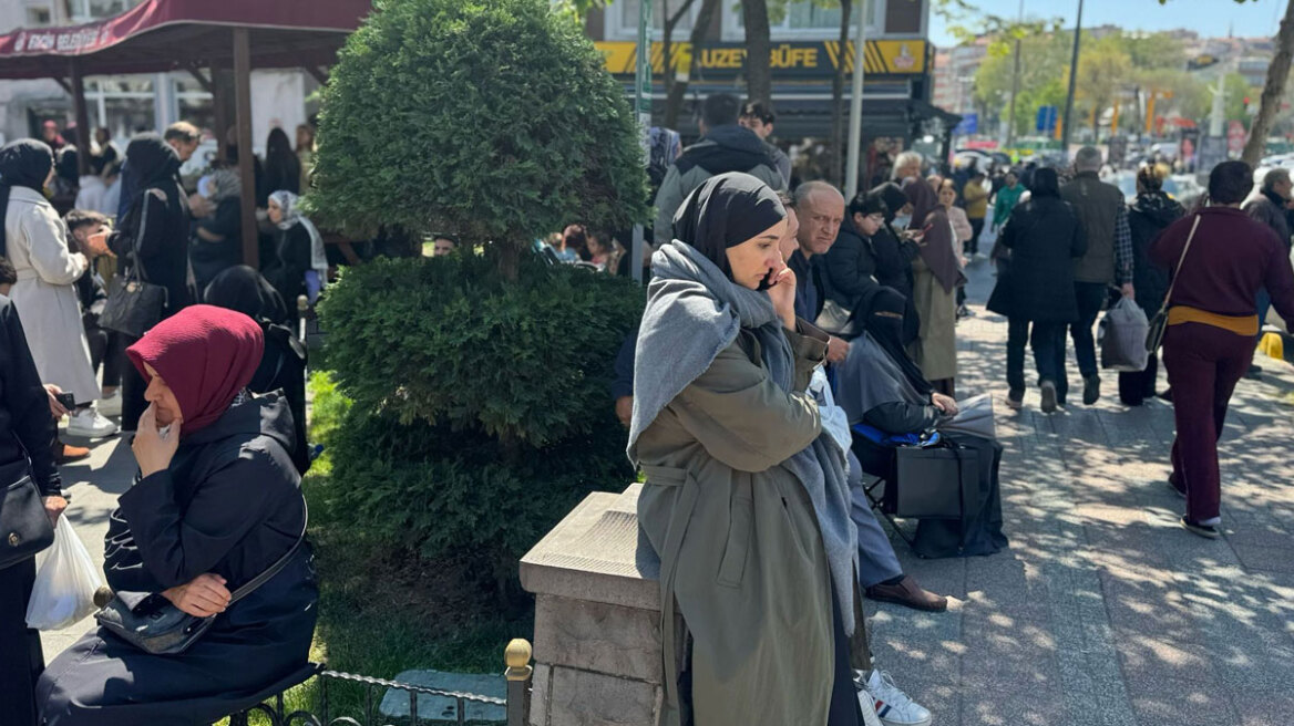 Συνεχείς δονήσεις στην Κωνσταντινούπολη μετά τα 6,2 Ρίχτερ - Στους δρόμους οι πολίτες, προειδοποίηση από τις Αρχές να μείνουν έξω από τα κτίρια