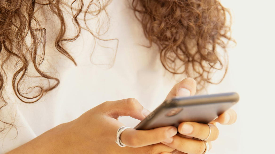 “Ευχαριστώ, ChatGPT”: Η ευγένεια στην τεχνητή νοημοσύνη κοστίζει εκατομμύρια