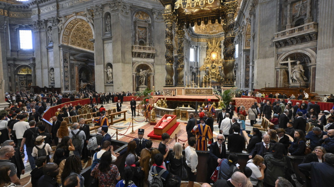 Βατικανό: Φυλακισμένοι, φτωχοί, τρανσέξουαλ θα αφήσουν λουλούδια στον τάφο του πάπα Φραγκίσκου