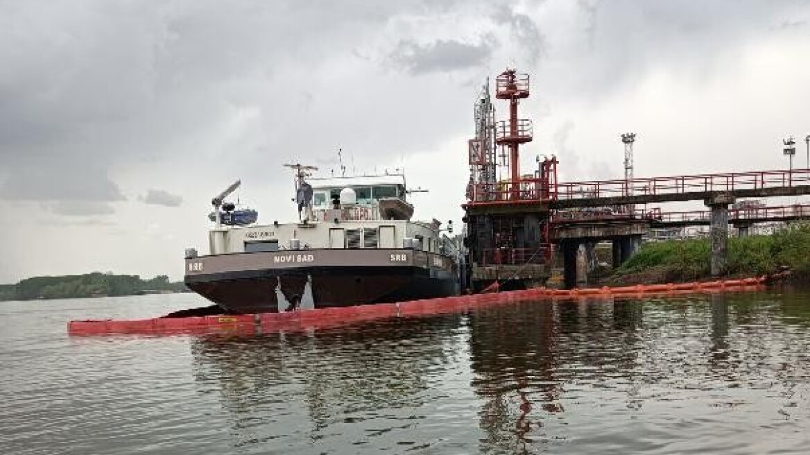 Μεγάλη διαρροή πετρελαίου στον Δούναβη – Πάνω από 80.000 λίτρα χύθηκαν από φορτηγίδα