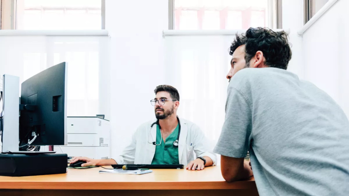 Brain drain: Ποιες χώρες προτιμούν οι Έλληνες γιατροί – Πόσοι έχουν φύγει την τελευταία δεκαετία