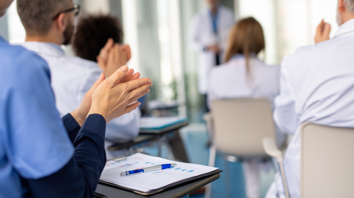 Brain drain: Ποιες χώρες προτιμούν οι Έλληνες γιατροί - Πόσοι έχουν φύγει την τελευταία δεκαετία