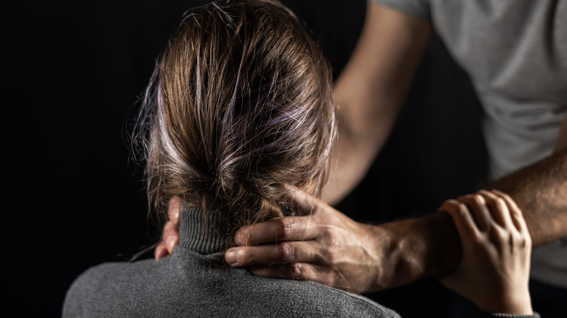 Νέο περιστατικό ενδοοικογενειακής βίας στη Ρόδο - Τη γρονθοκόπησε στο μάτι στην είσοδο πολυκατοικίας