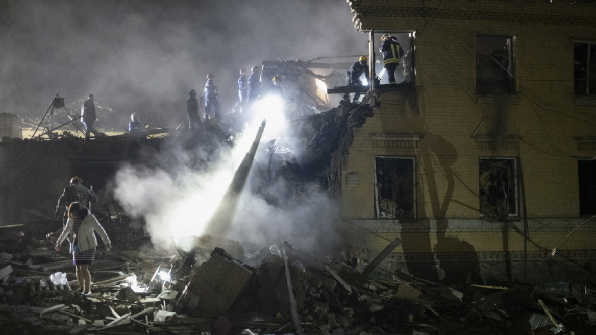 Η Ρωσία σφυροκόπησε τη νύχτα το Κίεβο: 9 νεκροί, πάνω από 70 τραυματίες και άνθρωποι θαμμένοι στα ερείπια