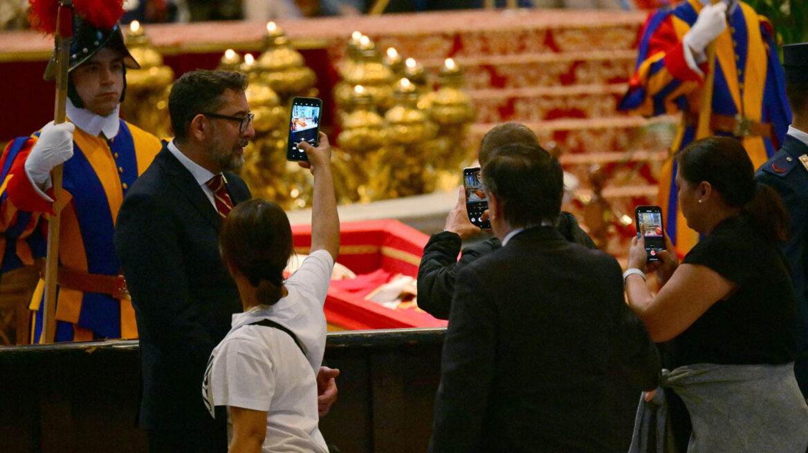 Περιμένουν μέχρι 8 ώρες για να τραβήξουν selfie δίπλα στο φέρετρο του Φραγκίσκου - Αγανάκτηση για τους ασεβείς επισκέπτες