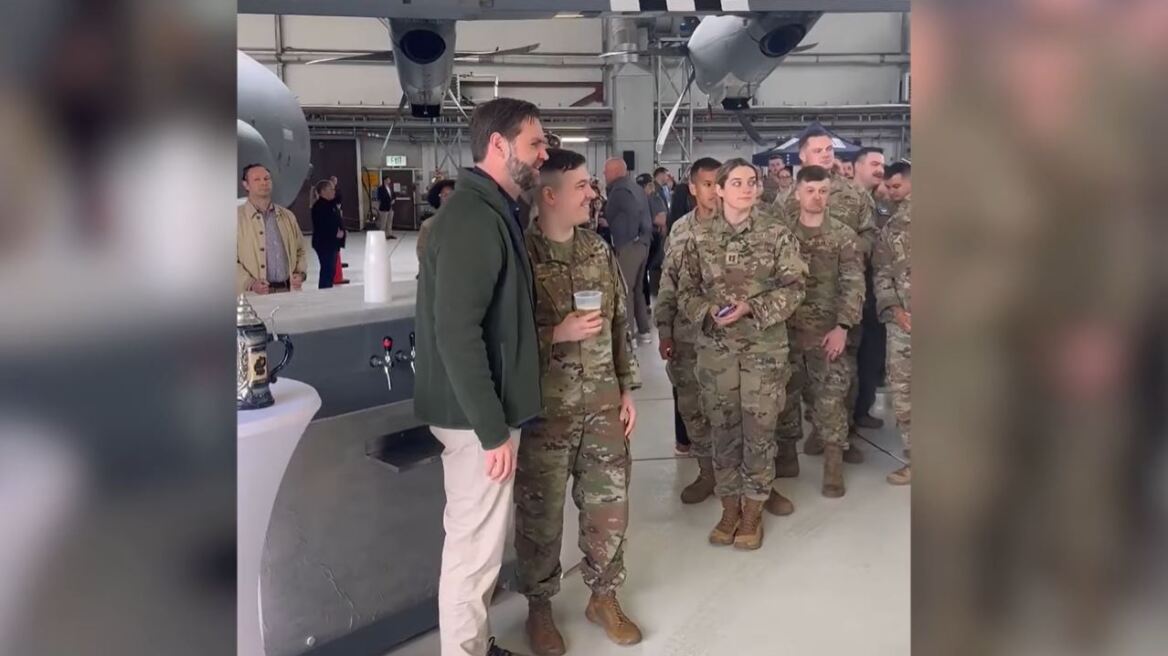 Βίντεο: Ο αντιπρόεδρος των ΗΠΑ σερβίρει μπύρα σε αμερικανούς στρατιώτες στη βάση Ράμσταϊν στη Γερμανία