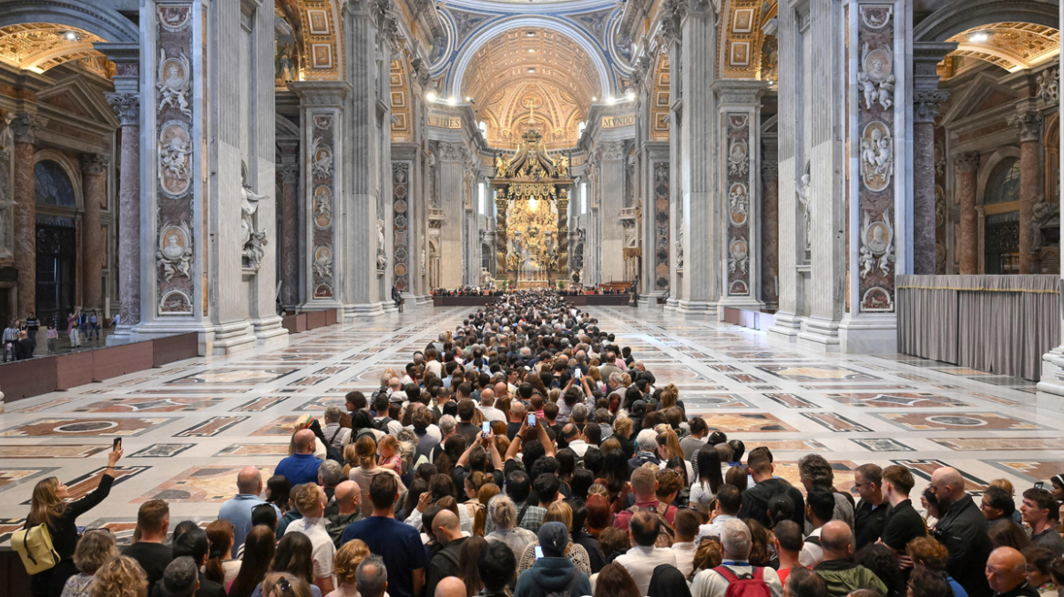Συρρέουν πλήθη για την εκδημία του Πάπα Φραγκίσκου στο Βατικανό - Δείτε live εικόνα