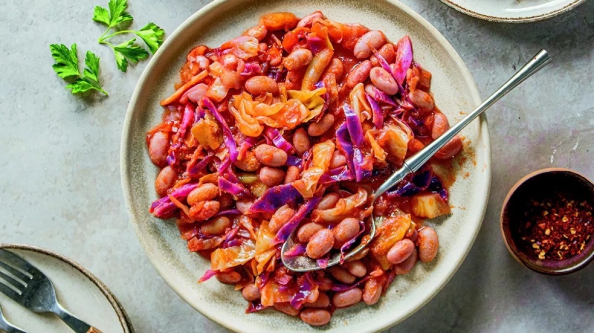 Φασόλια χάντρες με λάχανο