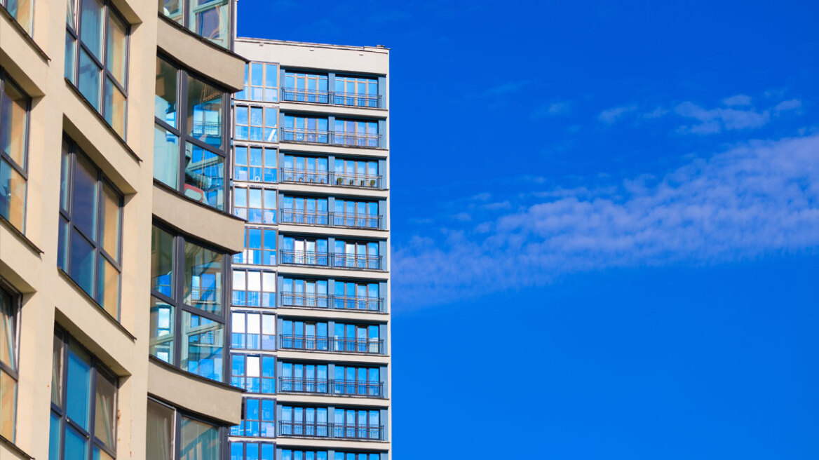 Τρομερό: 80χρονη έπεσε από διαμέρισμα έκτου ορόφου και δεν έπαθε τίποτα (vid)