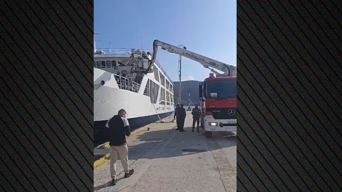 Έσπασε ο καταπέλτης πλοίου την ώρα που έδενε στην Ηγουμενίτσα - Έβγαλαν με «καλάθι» της Πυροσβεστικής τους επιβάτες - Δείτε βίντεο