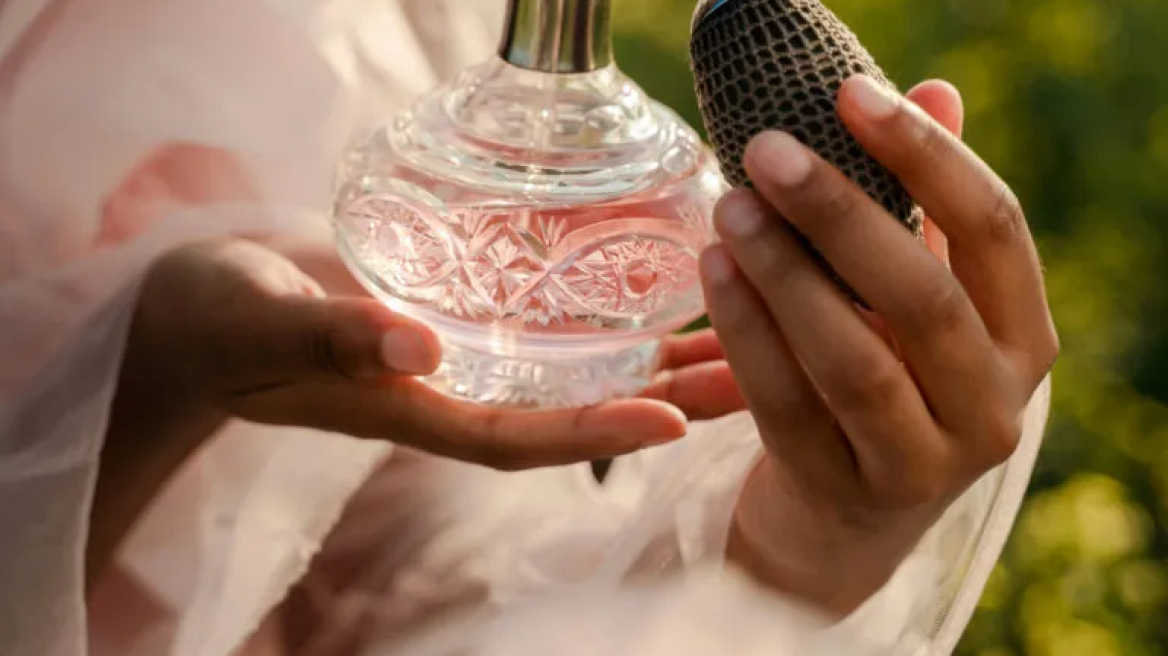 Δέκα φλοράλ αρώματα που αγοράζουμε ξανά και ξανά