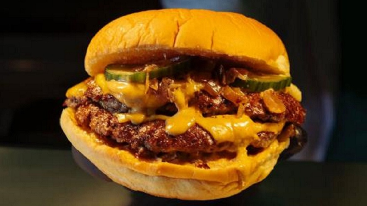 Starlight: Περιμέναμε μία ώρα στην ουρά για το talk of the town smash burger της Αθήνας