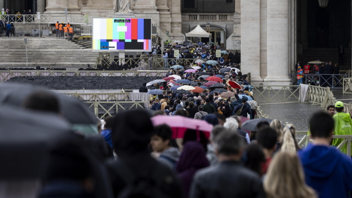 Πάνω από 128.000 πιστοί απέτισαν φόρο τιμής στον πάπα Φραγκίσκο - Ανοιχτή μέχρι τις 7 το απόγευμα η Βασιλική του Αγίου Πέτρου