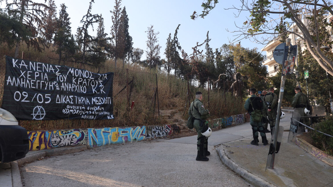 Εξάρχεια: Επιχείρηση της ΕΛ.ΑΣ σε κτίριο στον λόφο του Στρέφη, έξι προσαγωγές