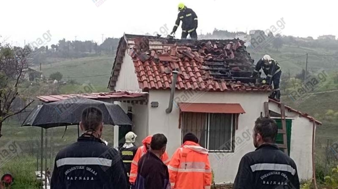 Φωτιά σε μονοκατοικία στον Βαρνάβα, λόγω κεραυνού - Δείτε φωτογραφίες 