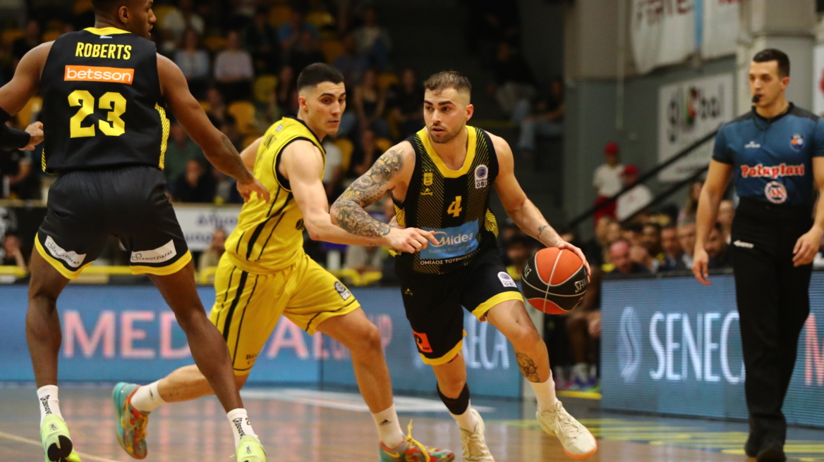 Το απίθανο buzzer beater του Τολιόπουλου με το «κακό» του χέρι - Βίντεο