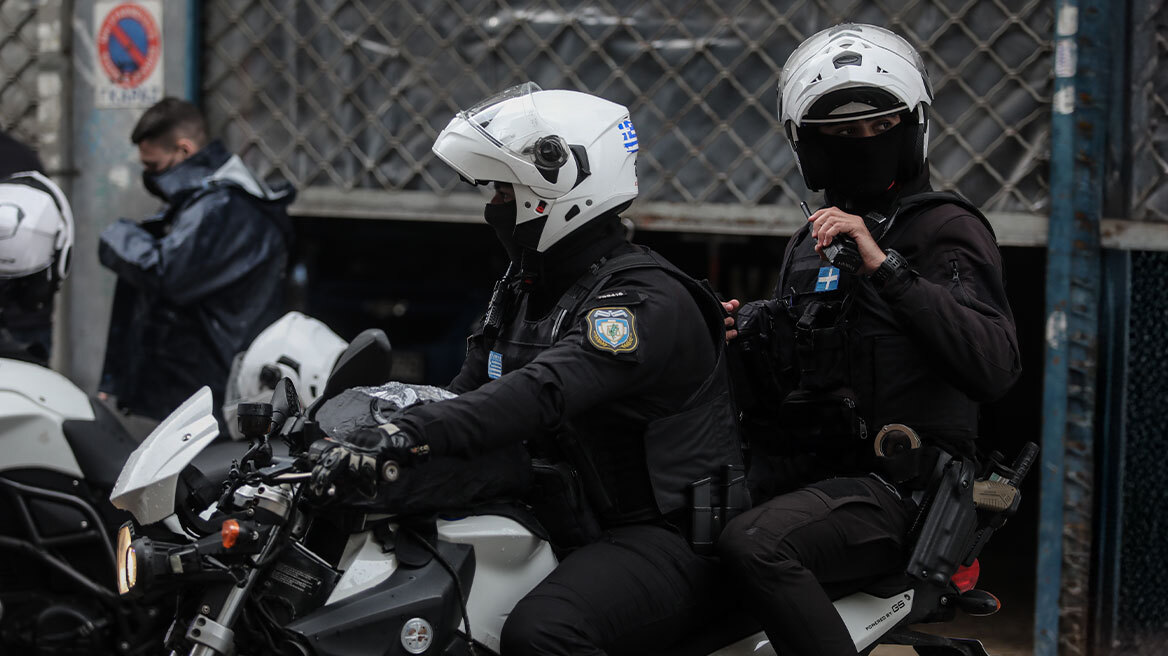 Συνελήφθη άντρας μέσα σε κέντρο διασκέδασης στο Περιστέρι - Είχε πιστόλι και φυσίγγια 