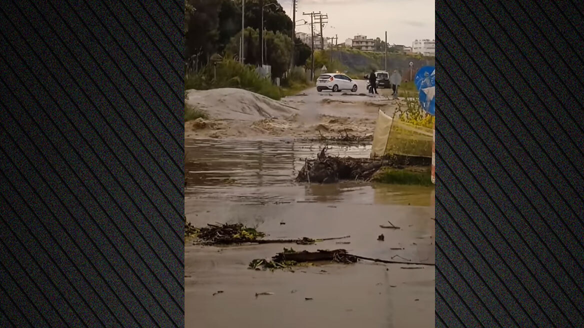 Χαλκιδική:  Υπερχείλισε ρέμα λόγω της βροχής – Διακοπή κυκλοφορίας στην παραλιακή Ν. Καλλικράτειας - Ν. Ηράκλειας 