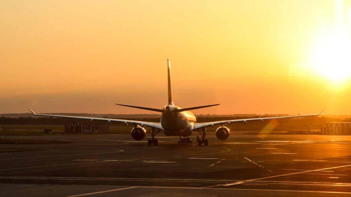 Από τον Βορρά μέχρι τον Νότο: Πόσες ώρες θα διαρκούσε ένα ταξίδι ανάμεσα στα δύο πιο απομονωμένα αεροδρόμια της Γης