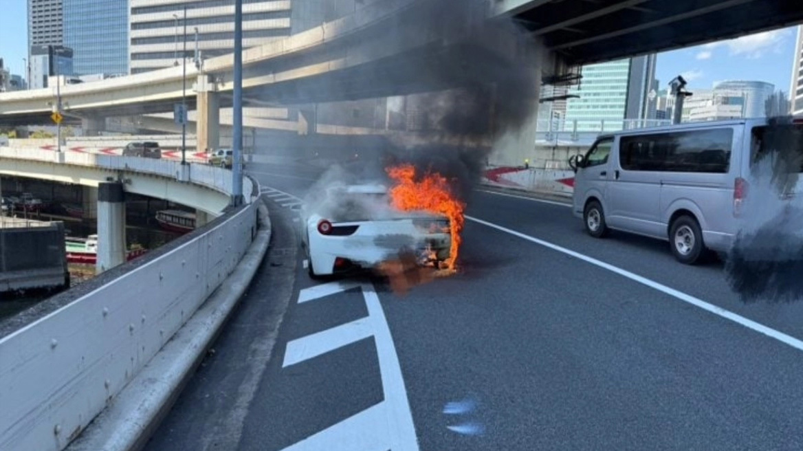 Δέκα χρόνια οικονομίες για τη Ferrari των ονείρων του: Την είδε να γίνεται στάχτη στην πρώτη της διαδρομή (vid)