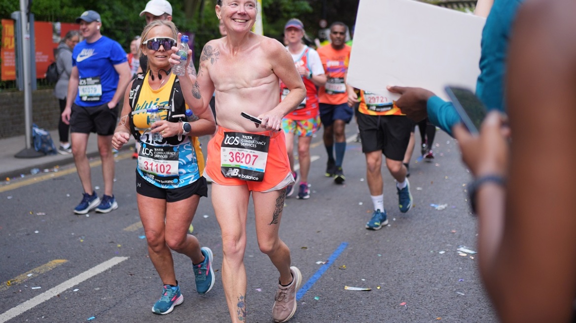 Λουίζ Μπάτσερ: Η μαραθωνοδρόμος με διπλή μαστεκτομή έδωσε τόπλες συνέντευξη σε τηλεοπτική εκπομπή (βίντεο)