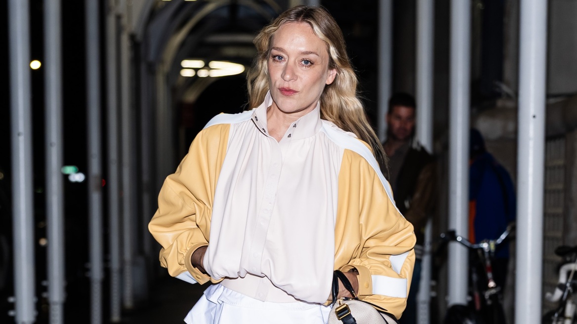 Η Κλόι Σεβινί συνδυάζει μίνι φούστα με bomber jacket και pointy toe γόβες