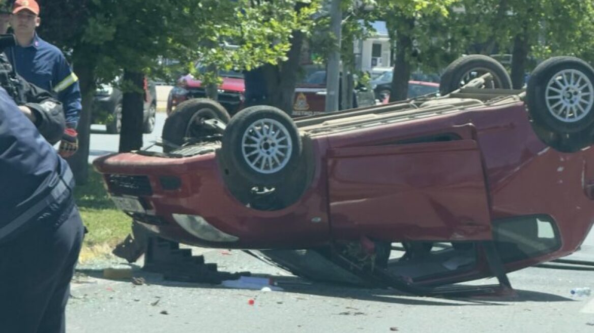 Τροχαίο με αυτοκίνητο που αναποδογύρισε στην Καλαμάτα - Τραυματίστηκε η οδηγός του, δείτε φωτογραφίες