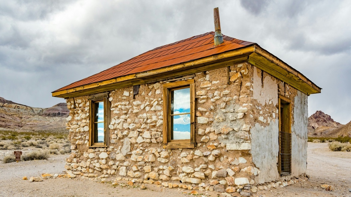 Στην ανακαίνιση του σπιτιού τους ανακάλυψαν ανθρώπινα οστά στους τοίχους: «Η τρομακτική αλήθεια»