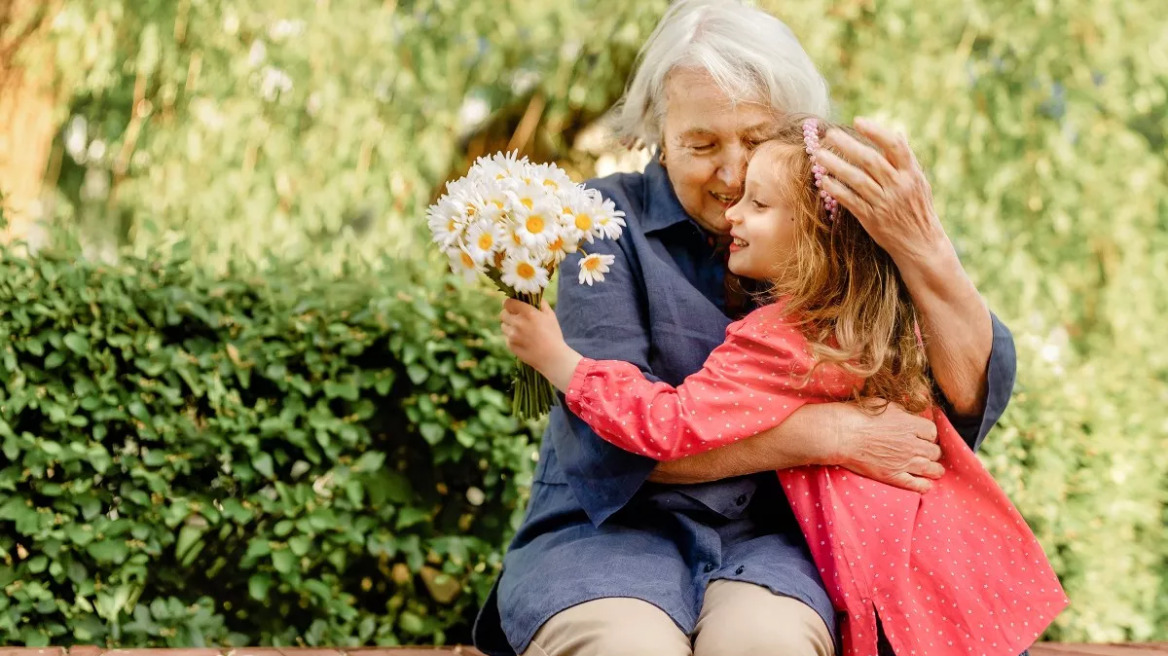 Κι όμως, δεν είναι όλες οι γιαγιάδες ίδιες – Ποια «σβήνει» καλύτερα στεναχώριες και ψυχικά τραύματα