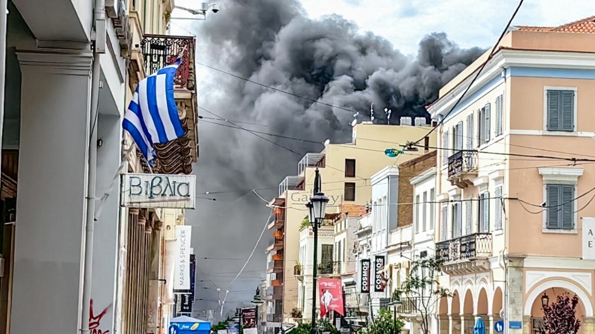 Υπό έλεγχο η φωτιά σε κατάστημα στο κέντρο της Πάτρας - Δείτε βίντεο
